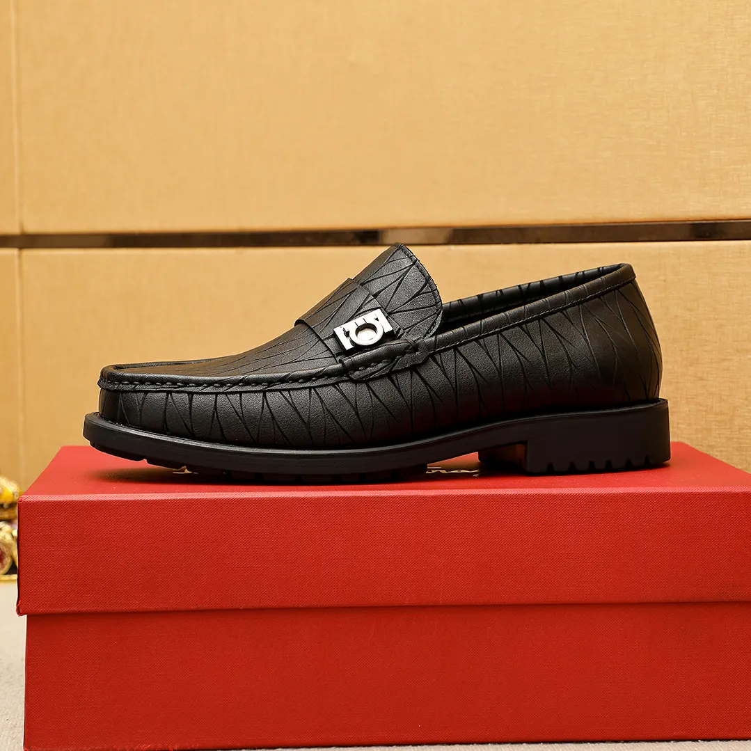 Men's shoes 💰520 💐 Product trademark: Ferragamo "Ferragamo" casual leather shoes Regular size: 38-44 (45.46🉑️customized) Product materials: Selected imported first-layer calfskin embossed upper + original hardware buckle, imported water-dyed cow leather lining. Strong three-dimensional visual effect, original outsole color: 1⃣️color optional